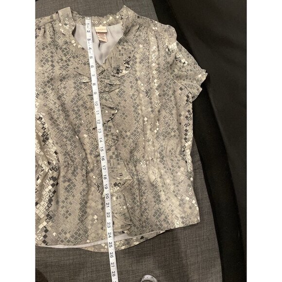 Covington Gray Patterned Ruffle Front Short Sleeved Blouse Sz L - Picture 7 of 7